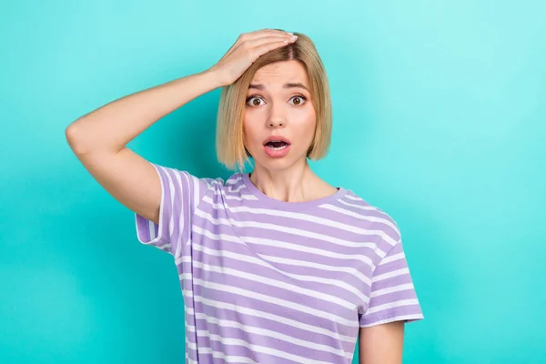 머리가 스타일 스타일링 티셔츠를 당황하는 여성의 모습은 담황색 배경에 고립된 — 스톡 사진