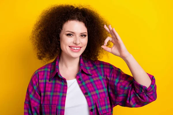 楽観的な若い良い気分の女性の写真は 黄色の色の背景に隔離されたキーシンボル新製品販売を示すスタイリッシュな再生紫のシャツを身に着けている — ストック写真