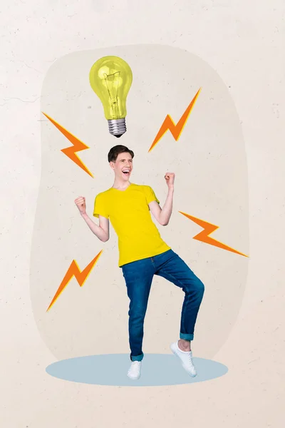 インスピレーションを受けたビジネスワークの男のテンプレート雑誌イメージのコラージュ電球でのキャリア開発についての最初の創造的な素晴らしいアイデアを上げる — ストック写真