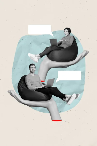 2人の若い同僚の写真のコラージュチャット通信ノートパソコンメッセンジャーインターネット接続座るポーチ灰色の背景に隔離 — ストック写真