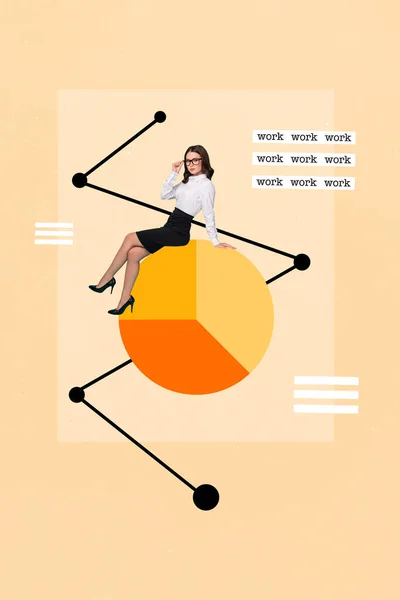 縦コラージュ画像の黒白ガンマミニエレガントな女の子座って大仕事統計図の上に孤立創造的なベージュの背景 — ストック写真