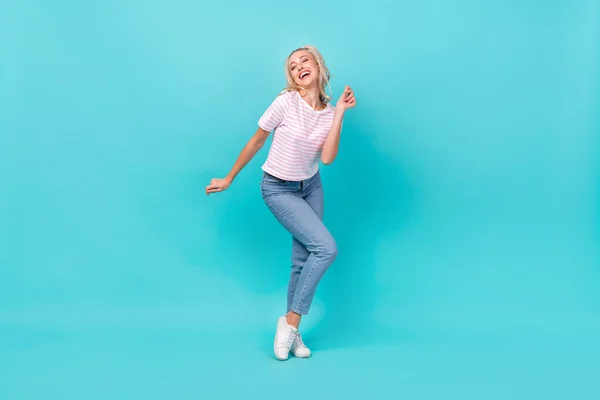 満足可愛い女の子の完全な長さの写真は 鮮やかなターコイズ色の背景に隔離されたダンスストライプのTシャツデニムパンツを着用 — ストック写真
