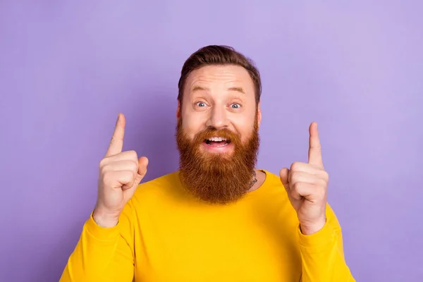 Foto Homem Engraçado Surpreso Usar Camisa Amarela Dedos Diretos Novidade — Fotografia de Stock