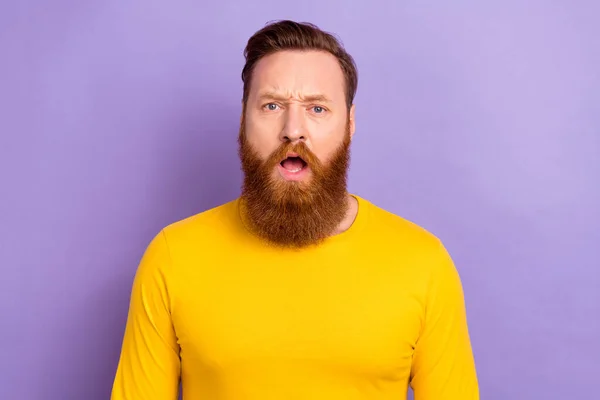 Foto Jovem Engraçado Homem Brutal Ruiva Barba Desgaste Amarelo Pulôver — Fotografia de Stock