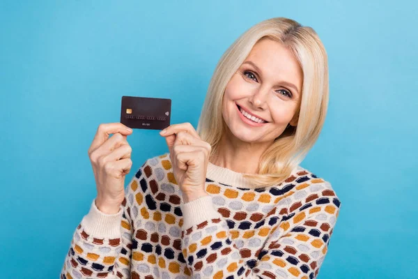 Foto Bonito Doce Menina Usar Camisola Sorrindo Mostrando Cartão Banco — Fotografia de Stock