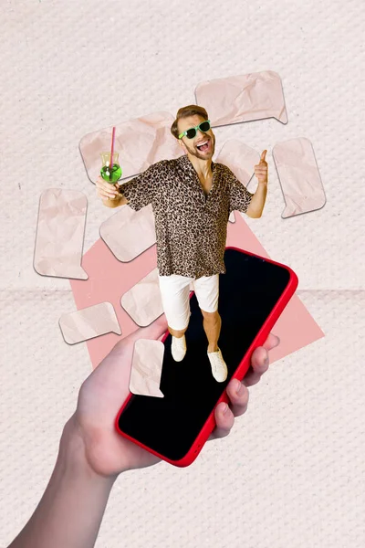 面白い若い夏の雰囲気のコラージュ恋人男ドリンクカクテル書く彼の恋人メッセージ使用して電話チャット隔離されたピンクの背景 — ストック写真