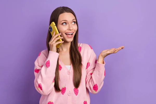 若い女の子の写真は 友人を呼び出すスマートフォンを話す高速無線Lanホールド腕は紫の色の背景に隔離された新しい製品配置コピースペースを見て — ストック写真