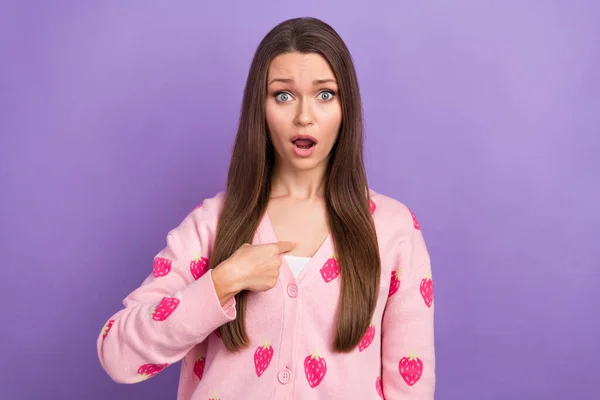 Photo Impressed Shocked Girl Wear Berry Print Cardigan Pointing Finger — Stock Photo, Image