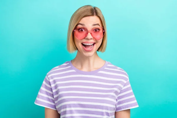 楽しい面白い女の子の写真ボブの髪型ストライプTシャツサングラス驚きを見つめて割引で隔離されたターコイズ色の背景 — ストック写真