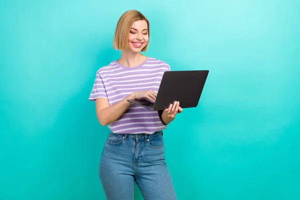 긍정적 지능을 여자가 그려진 티셔츠를 사진은 청록색 배경에 고립된 이메일을 — 스톡 사진