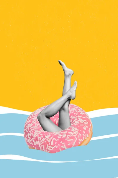 独创的抽象模板图形拼贴图片性感女士腿在甜甜圈浮标内游泳的图片 色彩斑斓的背景 — 图库照片