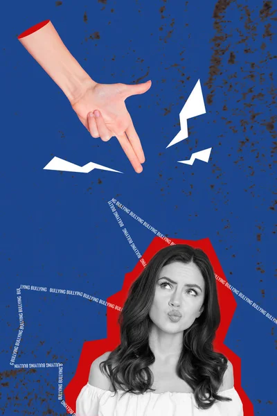 若い女性のいじめを参照してください拳銃は不平等社会を脅かす暴力的な人々隔離された青のポスターの背景 — ストック写真