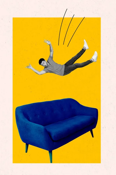 若い男の複合設計されたアートワークコラージュ彼の新しい青のソファ快適な場所リビングルーム黄色の背景に隔離 — ストック写真