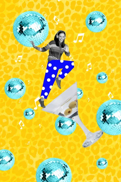 Вертикальный Фотоколлаж Молодая Возбужденная Девушка Танцует Сверх Радостный Маленький Пьяный — стоковое фото
