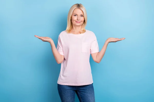 Retrato Mujer Optimista Positiva Con Peinado Recto Usando Brazos Camiseta — Foto de Stock
