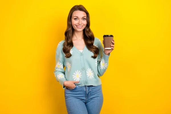 Kahve Fincanı Tutan Güzel Bayanın Fotoğrafı Dişlek Gülümseme Sarı Arka — Stok fotoğraf