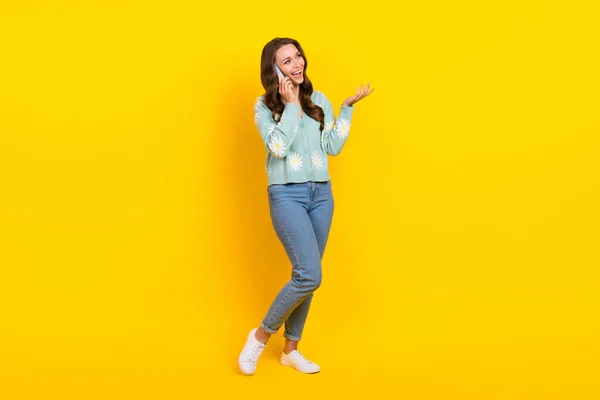 Full Size Porträt Von Hübschen Positiven Mädchen Sprechen Kommunizieren Telefon — Stockfoto