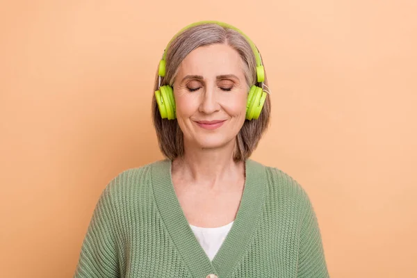 Fotografie Pozitivní Senior Babička Poslouchat Bezdrátové Sluchátka Pop Jazz Hudba — Stock fotografie