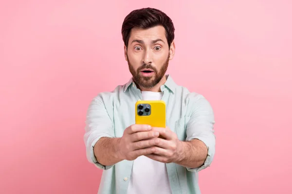 Genç Etkilenmiş Bir Adamın Fotoğrafı Komik Adam Elinde Telefon Kaydı — Stok fotoğraf