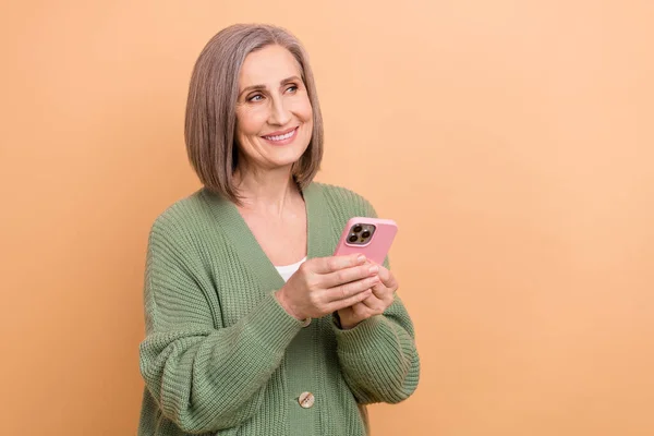 Pozitif Yaşlı Kişinin Portresi Akıllı Telefonu Tut Bej Renkli Arkaplanda — Stok fotoğraf