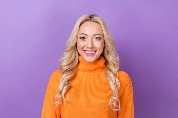 머리를 기분좋고 귀여운 소녀가 보라색 배경에 고립된 오렌지색 스웨터를 — 스톡 사진
