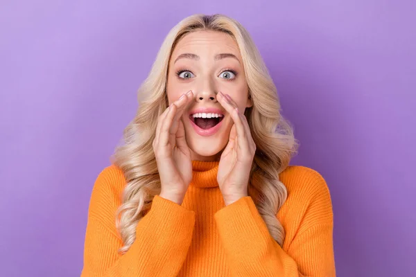 주황색 스웨터를 긍정적 인상을 소녀의 보라색 배경에 고립된 판매를 발표하는 — 스톡 사진