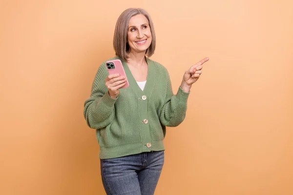 Porträt Von Senior Rentner Großmutter Tragen Strickpullover Halten Smartphone Regie — Stockfoto