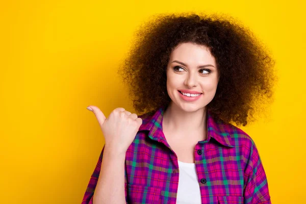Photo Young Adorable Woman Wear Magenta Shirt Directing Finger Empty — Stock Photo, Image
