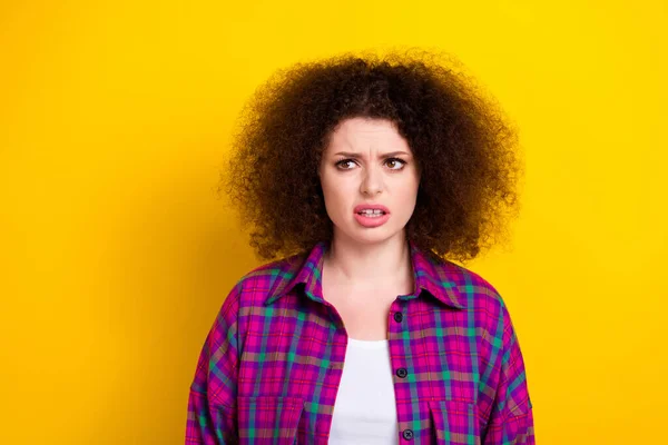 Sersemletici Komik Genç Bayanın Fotoportresi Mor Renkli Tişört Giyiyor Kafası — Stok fotoğraf
