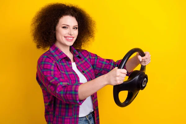 Fotoğraf Reklamı Araba Sigortası Mutlu Müşteri Şoförü Genç Kız Chevelure — Stok fotoğraf