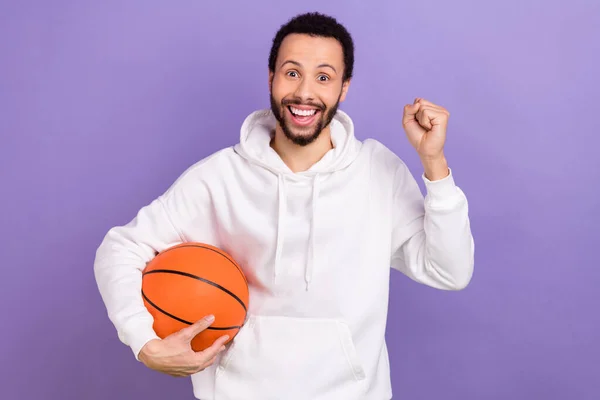 Portrét Radostné Veselý Člověk Držet Basketbal Zvednout Pěst Dosáhnout Štěstí — Stock fotografie
