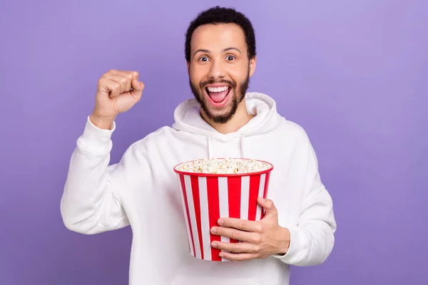 Fotografie Potěšený Nadšený Pohledný Muž Držet Popcorn Zvednout Pěst Oslavit — Stock fotografie