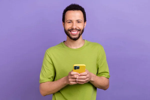Foto Hombre Amigable Positivo Sonrisa Dientes Mantener Uso Teléfono Inteligente — Foto de Stock