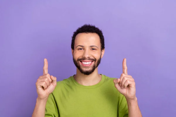Retrato Homem Alegre Radiante Sorriso Indicam Dedos Para Cima Espaço — Fotografia de Stock