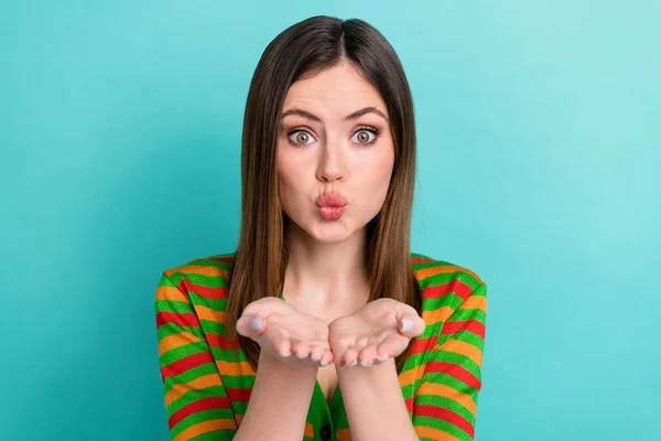 Flirt Błyszcząca Kobieta Ubrana Paski Sweter Wysyłając Ramiona Pocałunek Odizolowany — Zdjęcie stockowe