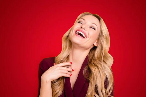 Retrato Mujer Positiva Alegre Sincera Riéndose Con Los Ojos Cerrados — Foto de Stock