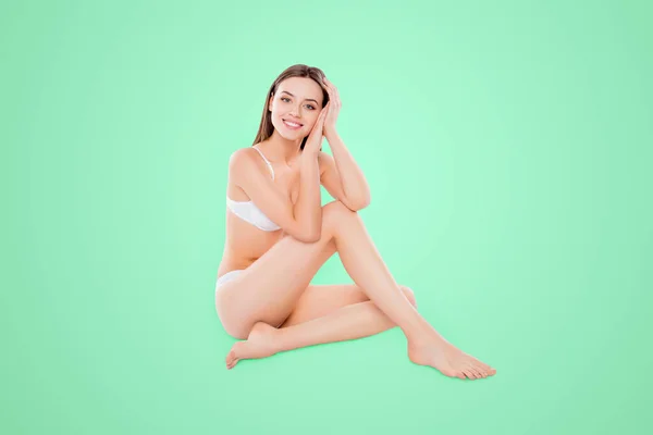 Portret Van Dunne Slanke Vrouw Zitten Witte Achtergrond Beha Bikini — Stockfoto