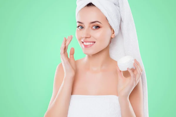 タオルで頭には ターバンの魅力的な女性のポートレート 顔の問題のクリームを適用するクリームは 白い背景で隔離併用は皮膚銀行 ウェルネス健康概念 — ストック写真