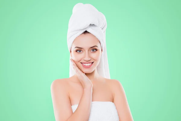 Portret Słodkie Sexy Kobieta Prysznic Ręcznikiem Głowie Dotykając Ciesząc Się — Zdjęcie stockowe