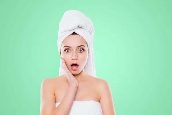 Ritratto Donna Frustrata Preoccupata Dopo Doccia Con Asciugamano Sulla Testa — Foto Stock