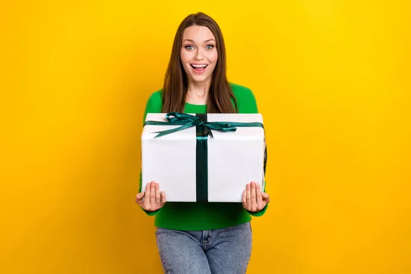 照片上积极兴奋的女士身穿绿色套头衫 得到大礼品盒孤立的黄色背景 — 图库照片