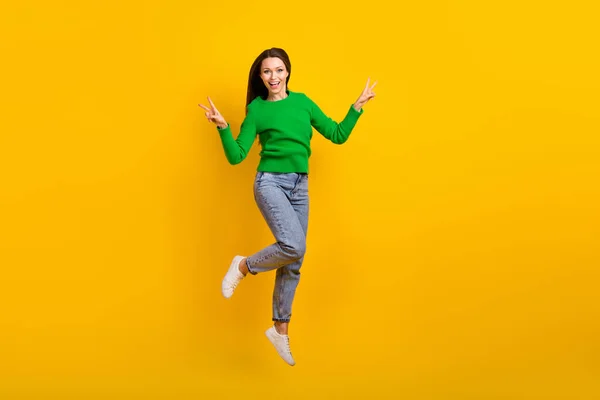 Full Size Photo Overjoyed Energetic Girl Jumping Demonstrate Sign Isolated — Stock Photo, Image