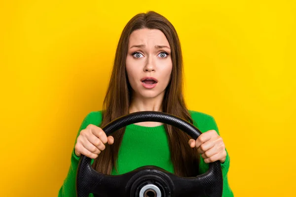 Zdjęcie Pod Wrażeniem Przestraszony Kobieta Nosić Zielony Sweter Jazdy Samochód — Zdjęcie stockowe