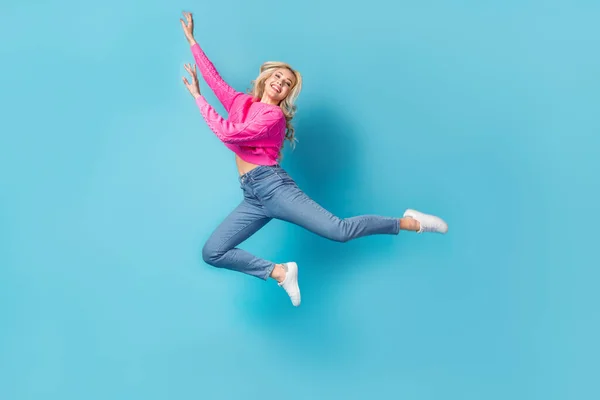 Uzun Boylu Havalı Pozitif Kız Zıplayan Zarif Balerin Modeli Moda — Stok fotoğraf