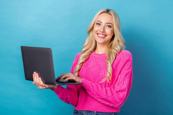 Portret Wesoły Pozytywny Kobieta Kręcone Fryzura Dzianina Pullover Trzymać Laptop — Zdjęcie stockowe