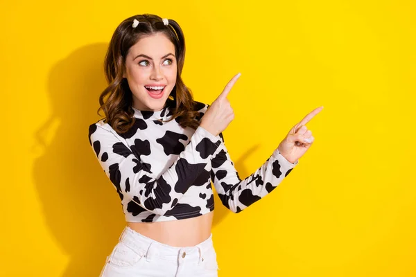 女性の写真は黄色の色の背景に隔離されたスタイリッシュな作物の上の牛の肌の魅力直接指モックアップ興奮黒の金曜日の店 — ストック写真