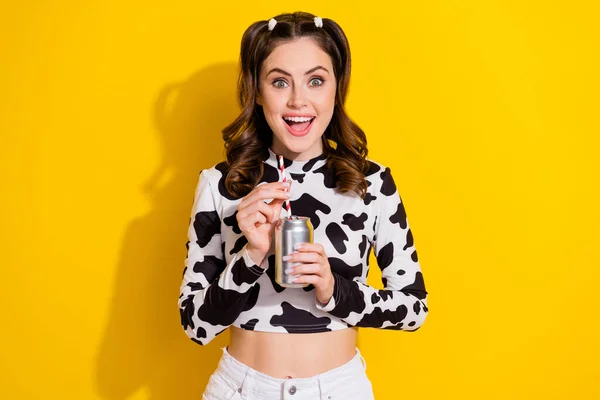 面白い女の子の写真は クロップトップ牛の印刷驚きホールド缶のソーダ飲料コーラ飲料のリフレッシュを黄色の色の背景に隔離 — ストック写真