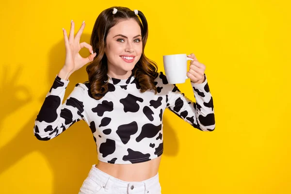正の女性農家の写真を飲む新鮮な天然乳ショー大丈夫サイン広告高品質隔離された明るい色の背景 — ストック写真
