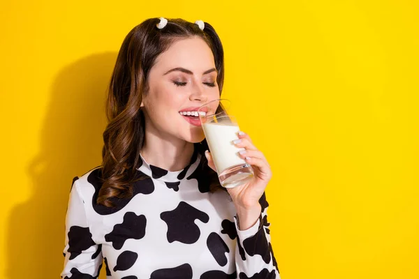 美しい若い女性の写真は 黄色の色の背景に隔離されたカップ新鮮な有機ミルク多くのビタミンカロリータンパク質の健康管理を保持します — ストック写真
