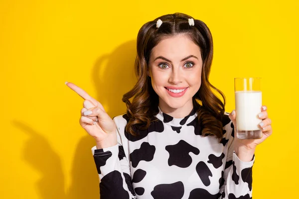 年轻乐观微笑推动者的画像女孩拿着杯子鲜牛奶直接用手指造型保健隔离在黄色背景下 — 图库照片